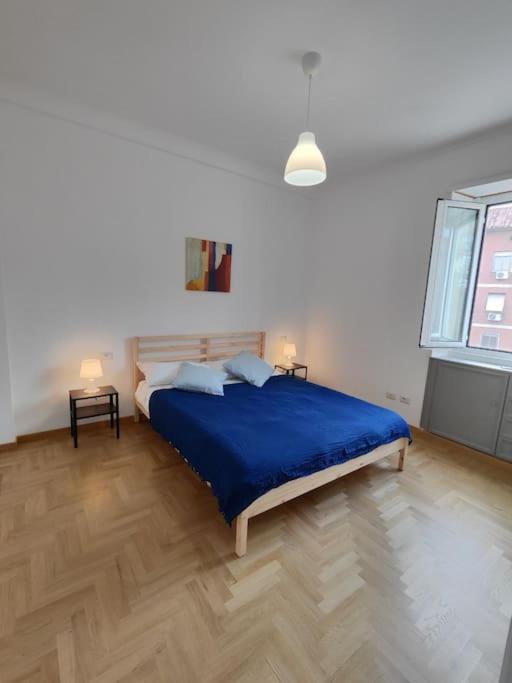 Apartment White & Wood House In Rom